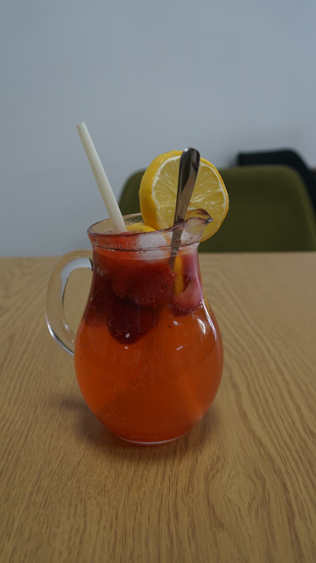 Jahodová limonáda s citrónom v džbáne