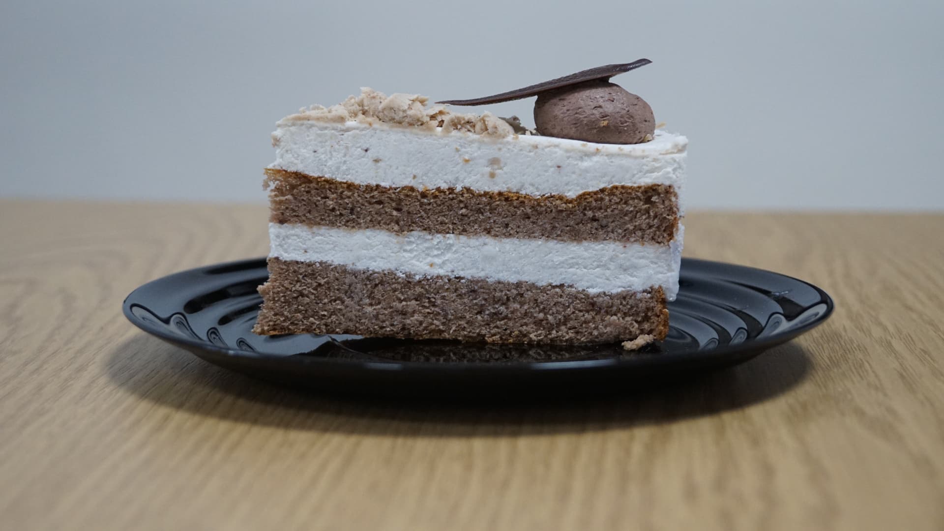 Orechová torta na tanieri